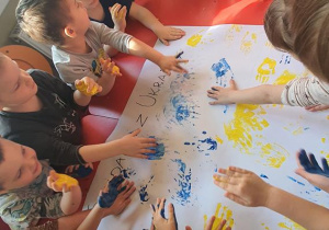 Odciski dłoni dzieci utworzyły flagę Ukrainy.